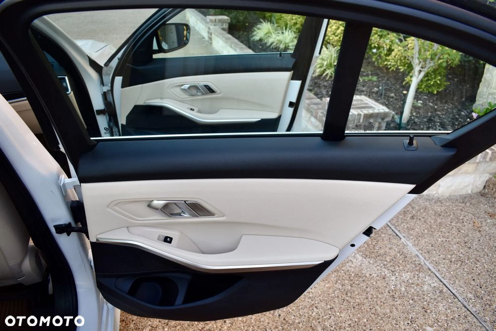BMW Seria 3 330i - 32