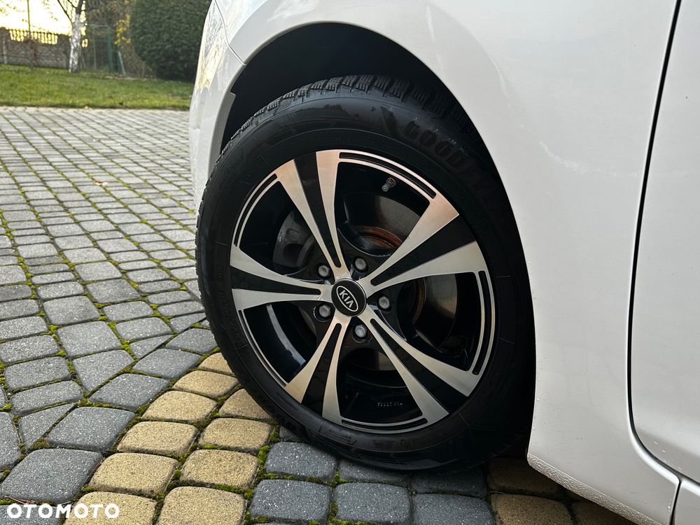 Kia Carens - 34