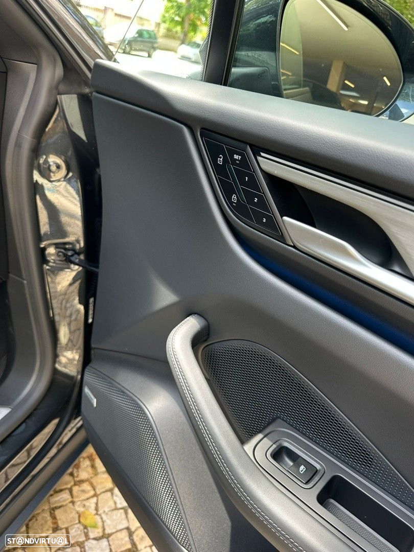Porsche Macan Electric 4 - 13