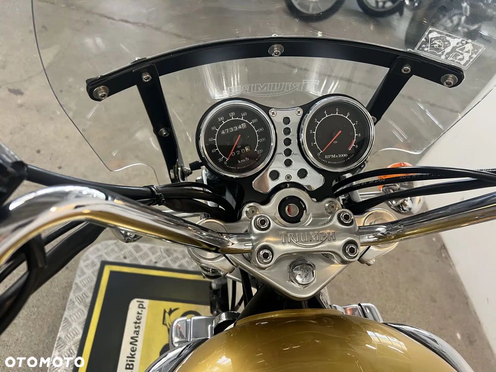 Triumph Adventurer - 35