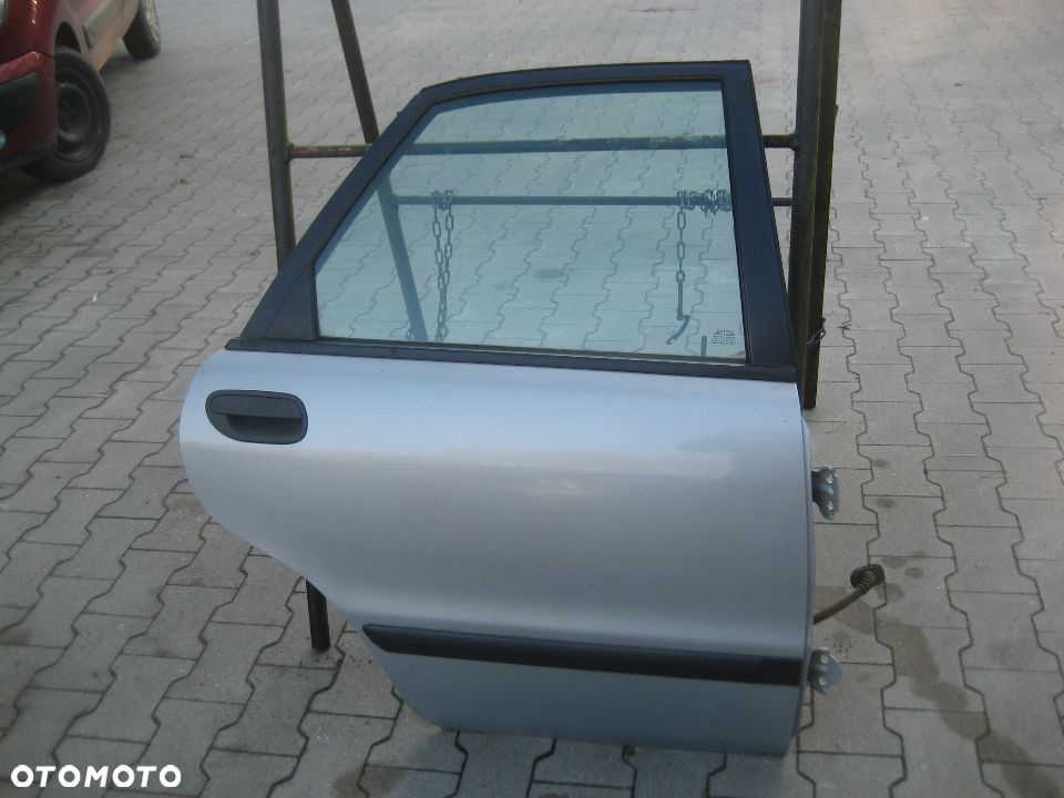 volvo s40 96-00r drzwi tył  prawe srebne kod lakieru 324 12