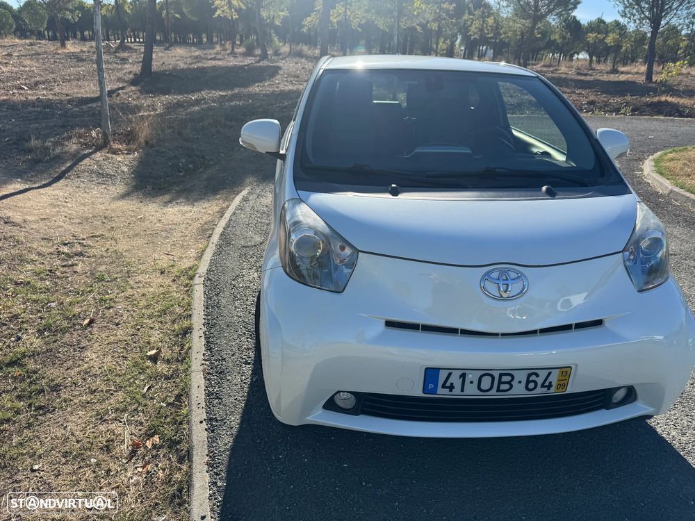Toyota iQ - 11