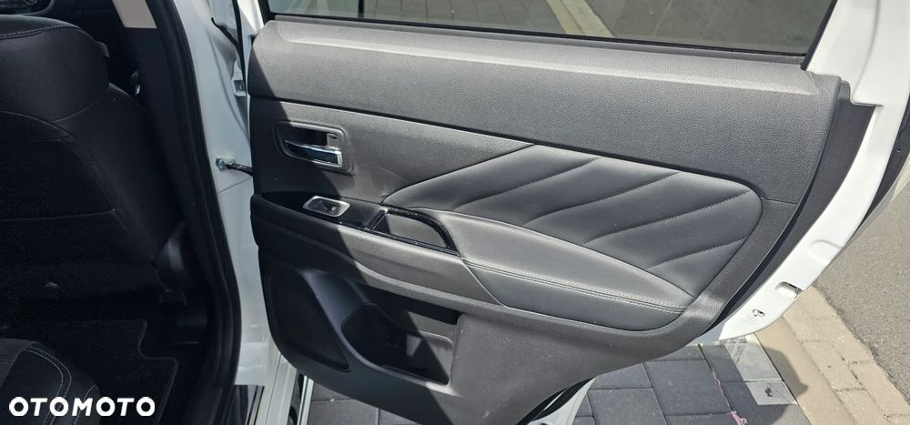 Mitsubishi Outlander Intense + - 17