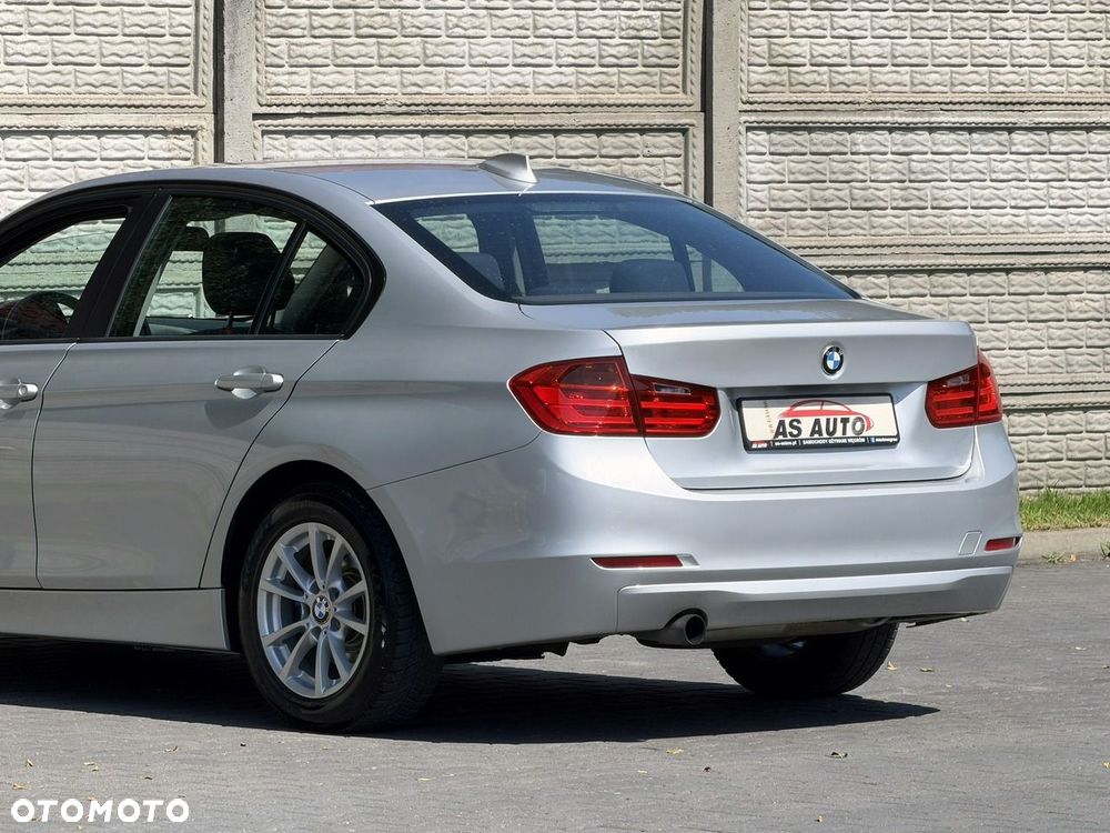 BMW Seria 3 320i Sport Line - 39