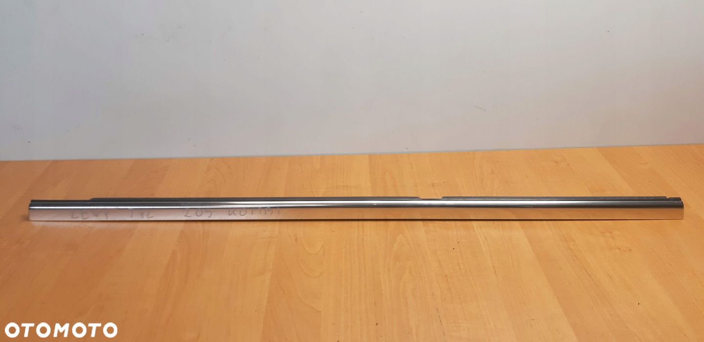 Mercedes C klasa W205 kombi listwa zgarniająca drzwi lewy tył A2057300524 - 1