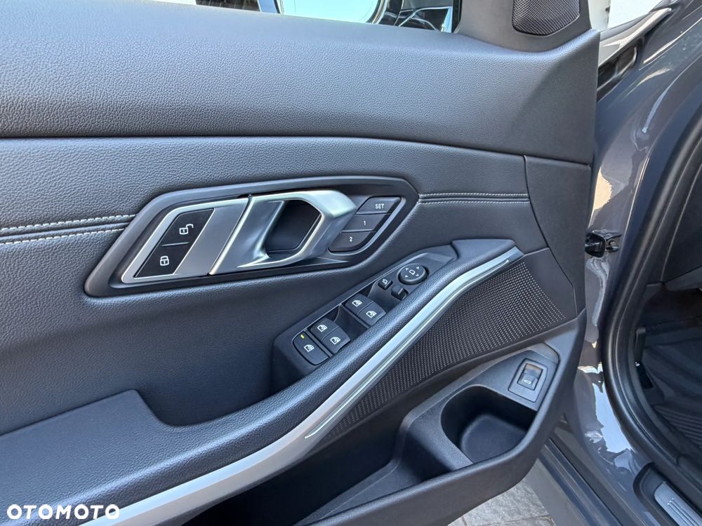 BMW Seria 3 330i - 15