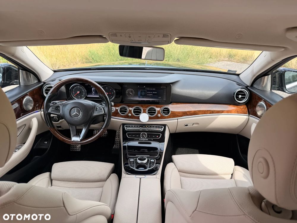 Mercedes-Benz Klasa E 220 d 4-Matic 9G-TRONIC - 12