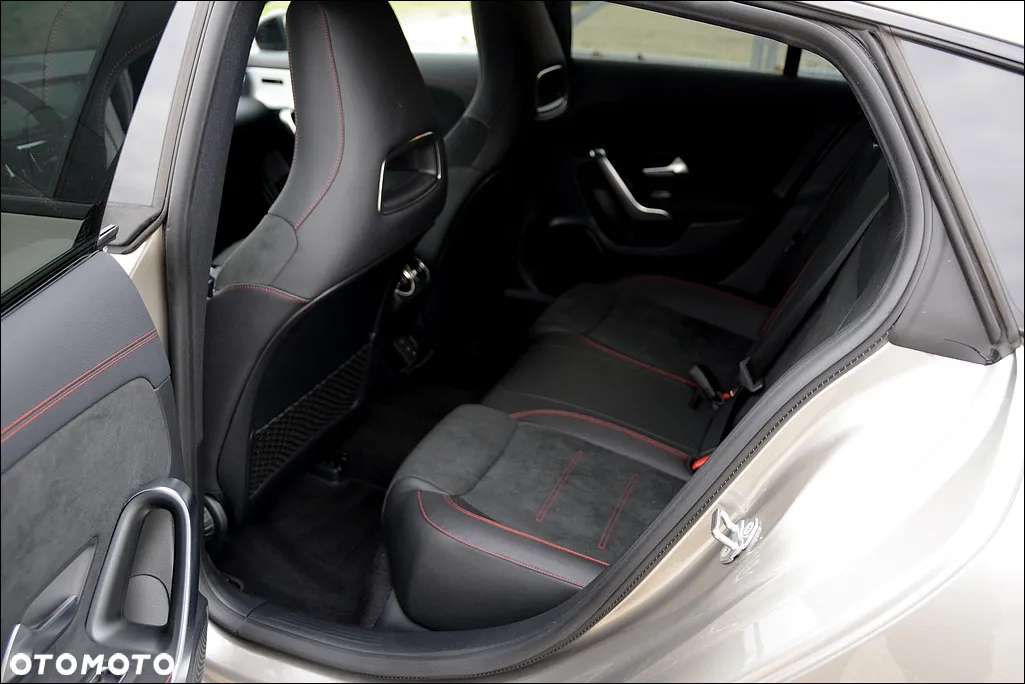 Mercedes-Benz CLA 180 Shooting Brake AMG Line - 23