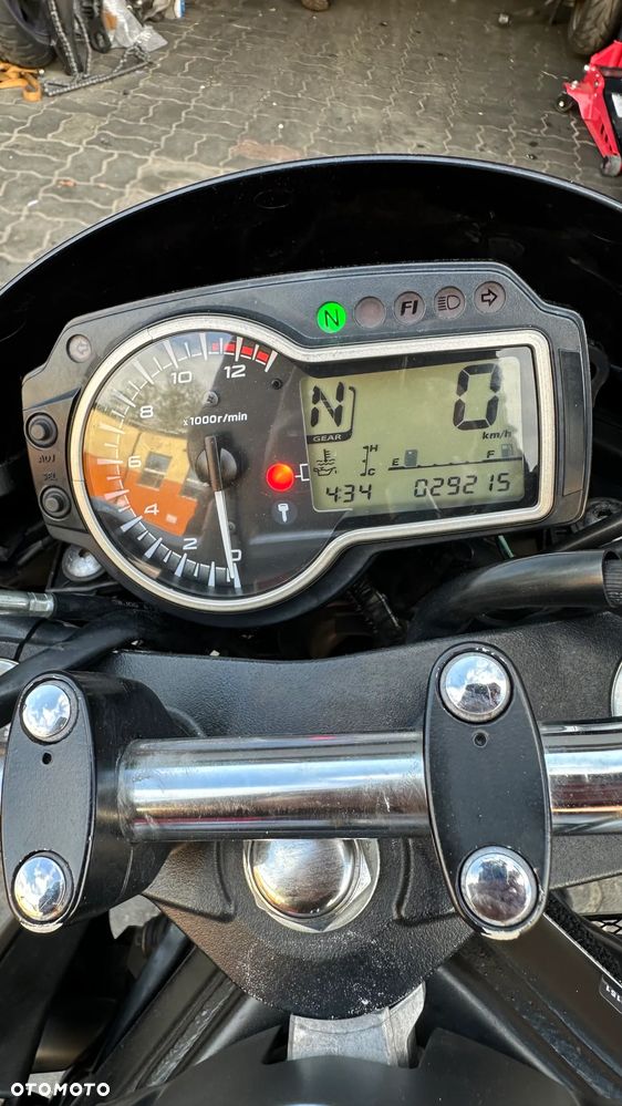 Suzuki GSR - 23