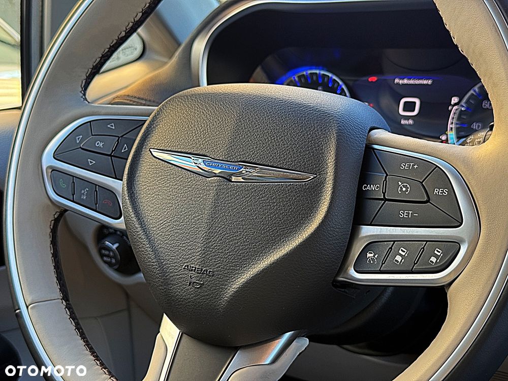 Chrysler Pacifica - 16