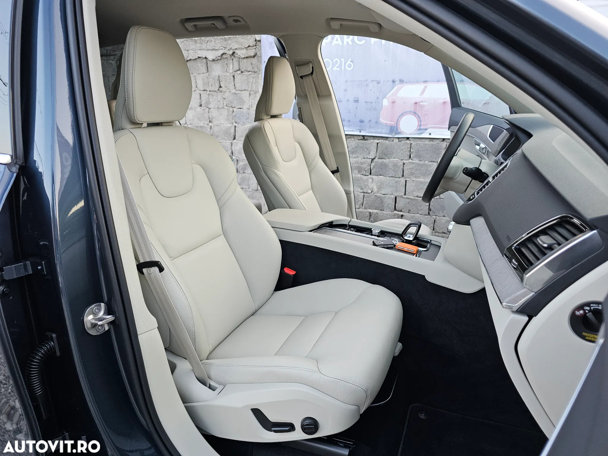 Volvo XC 90 T8 AWD Plug-in Hybrid Plus Dark - 28