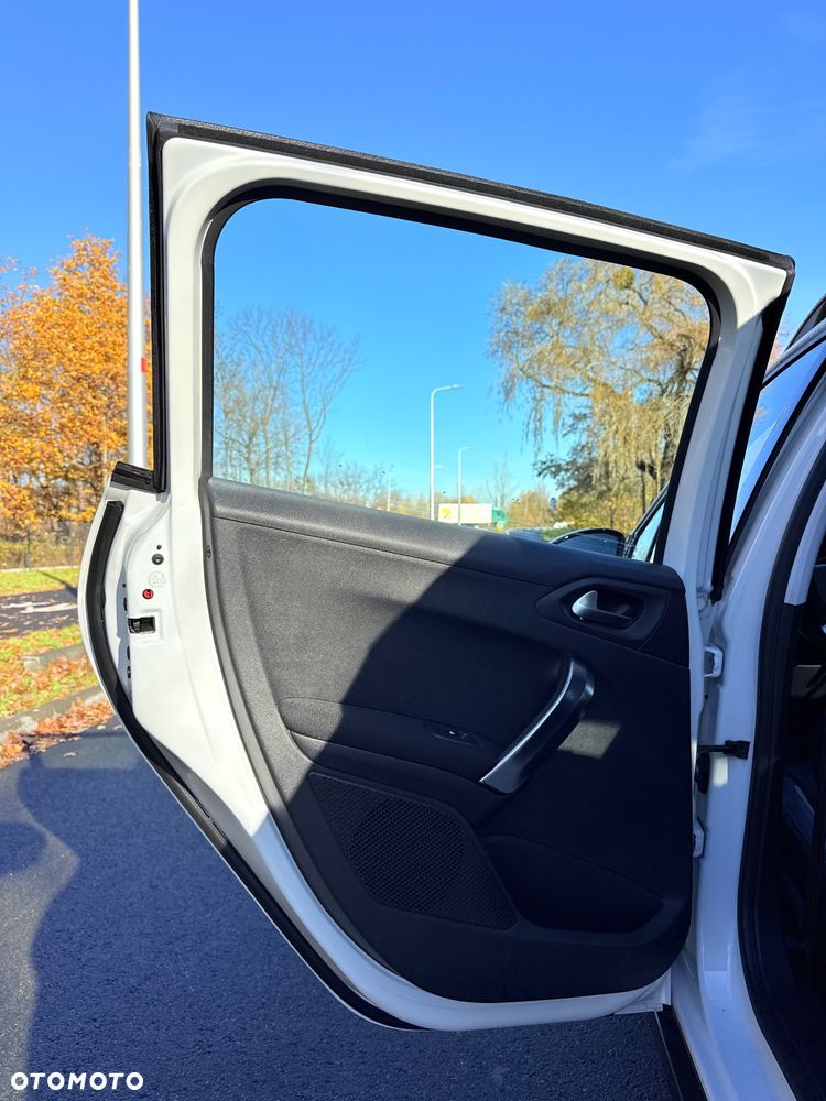 Peugeot 2008 1.2 Pure Tech Allure S&S - 16