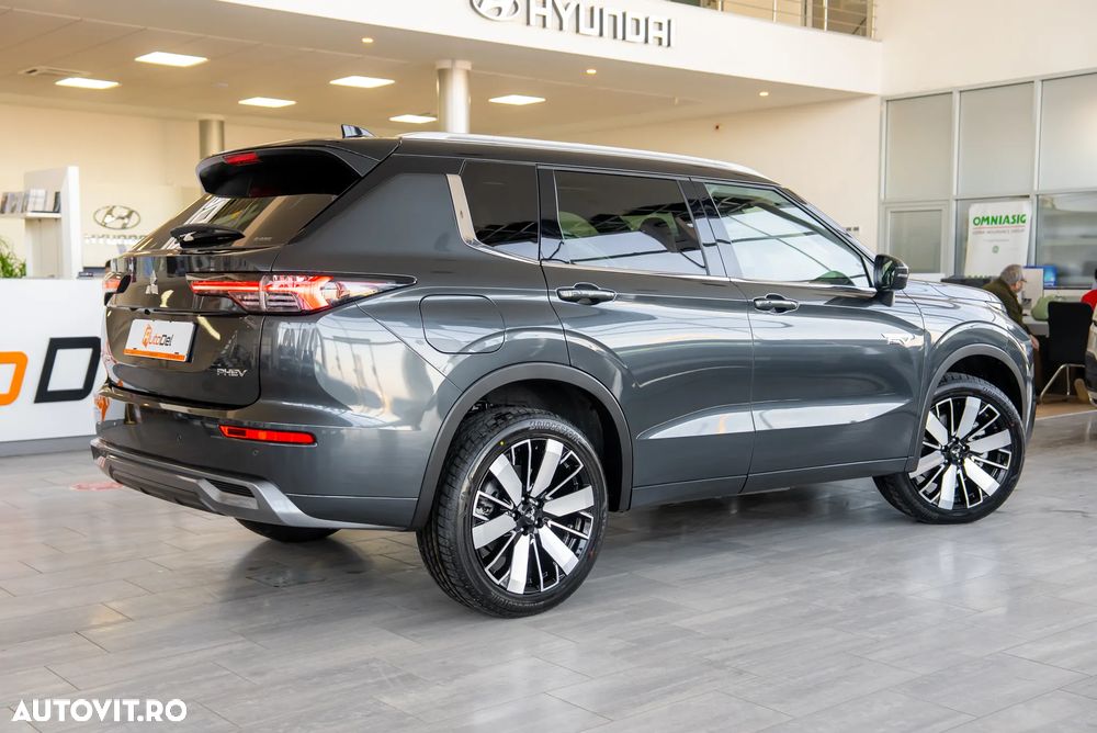 Mitsubishi Outlander 2.4 L 4X4 PHEV Instyle Ultimate - 16