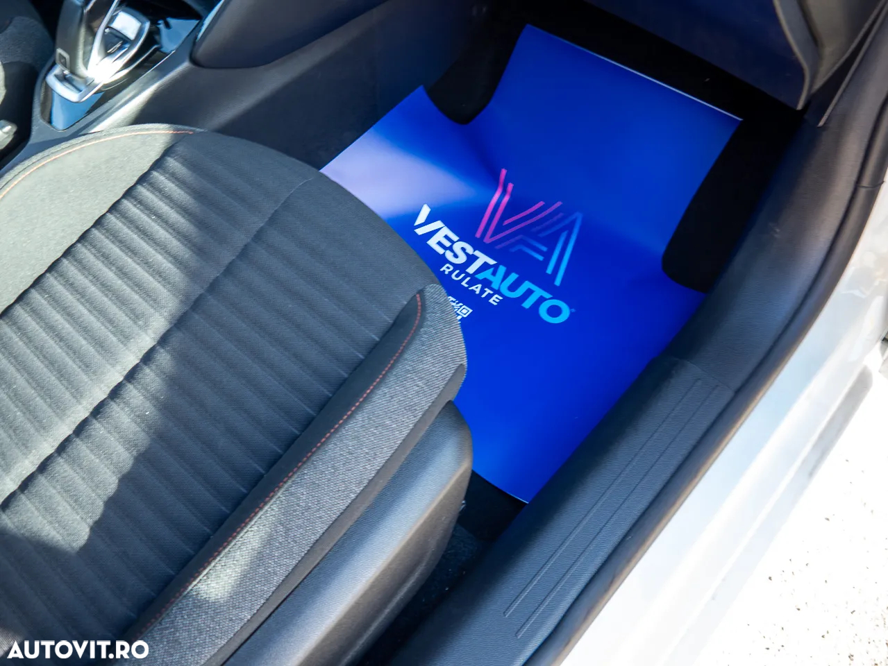Peugeot 208 PureTech 100 EAT8 Allure - 15