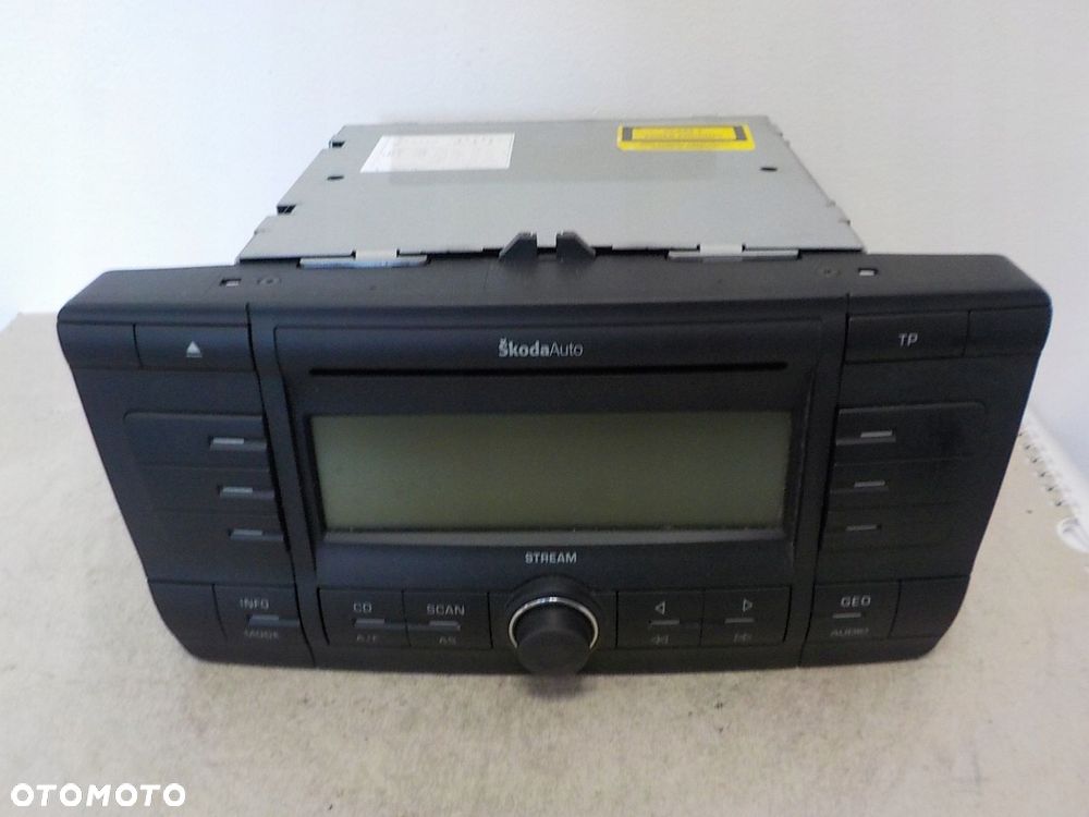 SKODA OCTAVIA II RADIO FABRYCZNE 1Z0035161A - 1