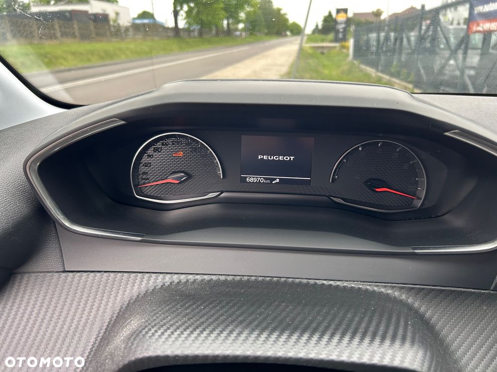 Peugeot 208 - 8