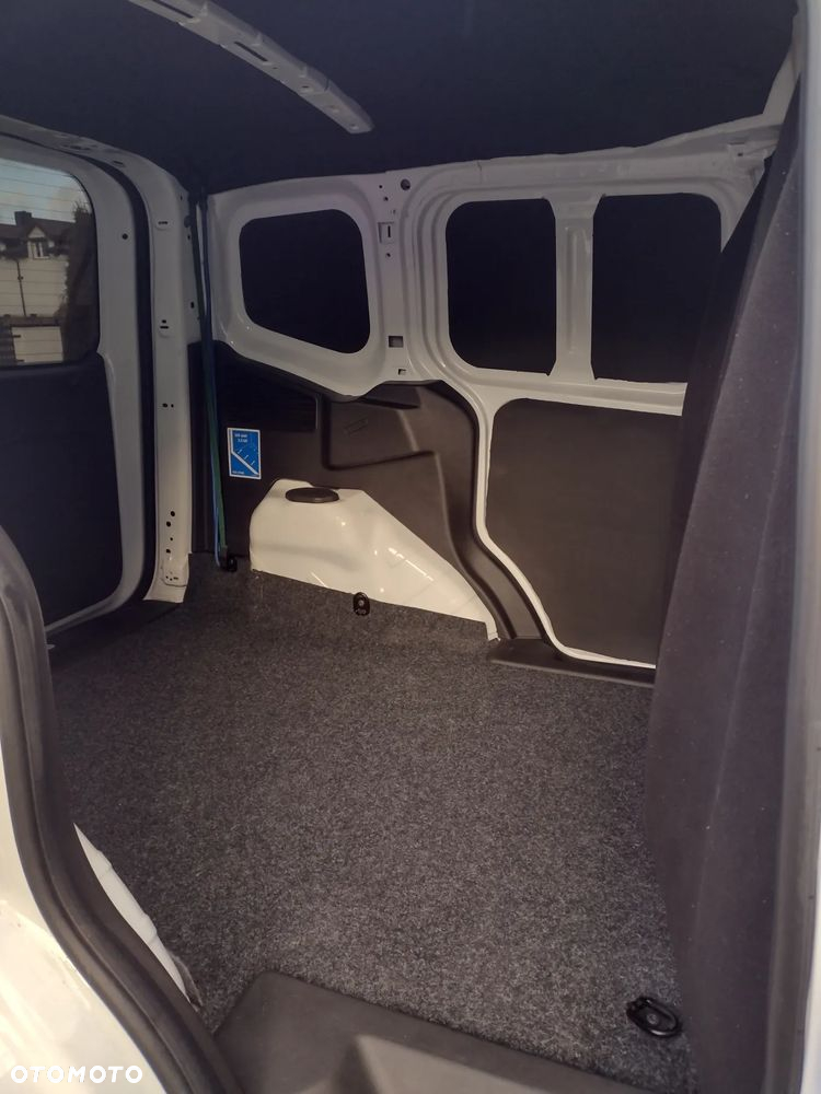 Ford Transit Courier - 11