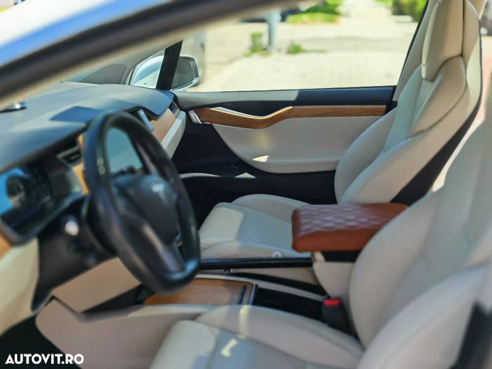 Tesla Model X - 5