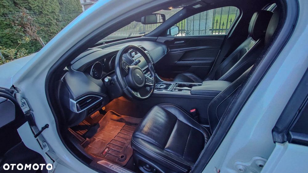 Jaguar XE 2.0 D AWD R-Sport - 21