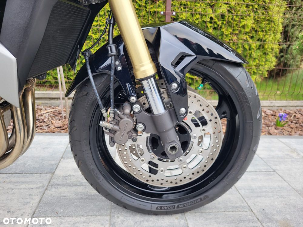 Suzuki GSR - 19