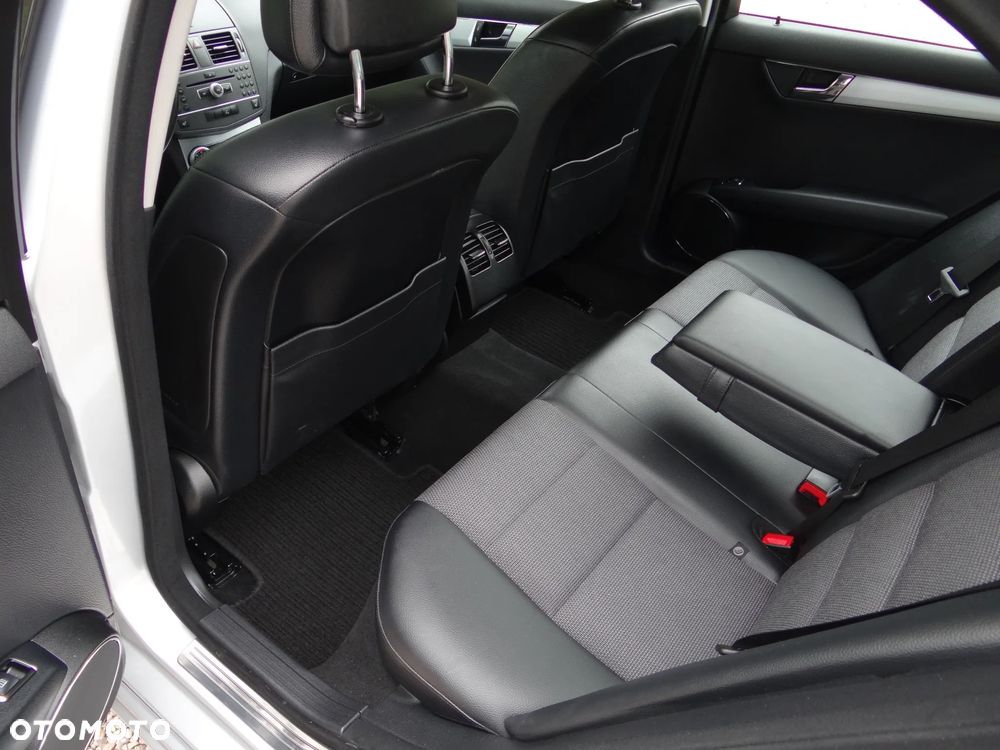 Mercedes-Benz Klasa C 180 BlueEFFICIENCY 7G-TRONIC Avantgarde - 29