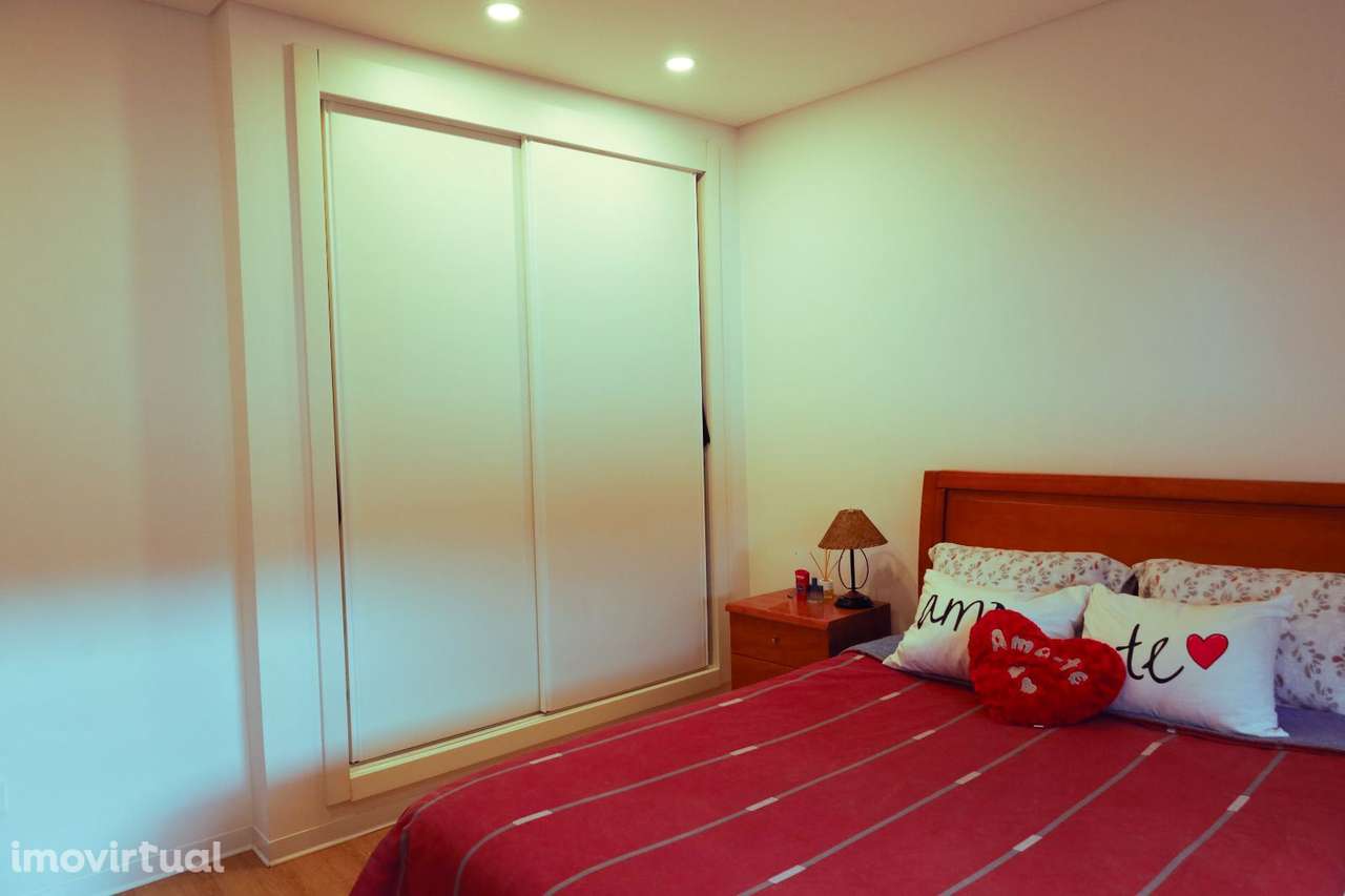 Moradia com espaço exterior e terreno adjacente - Grande imagem: 2/30