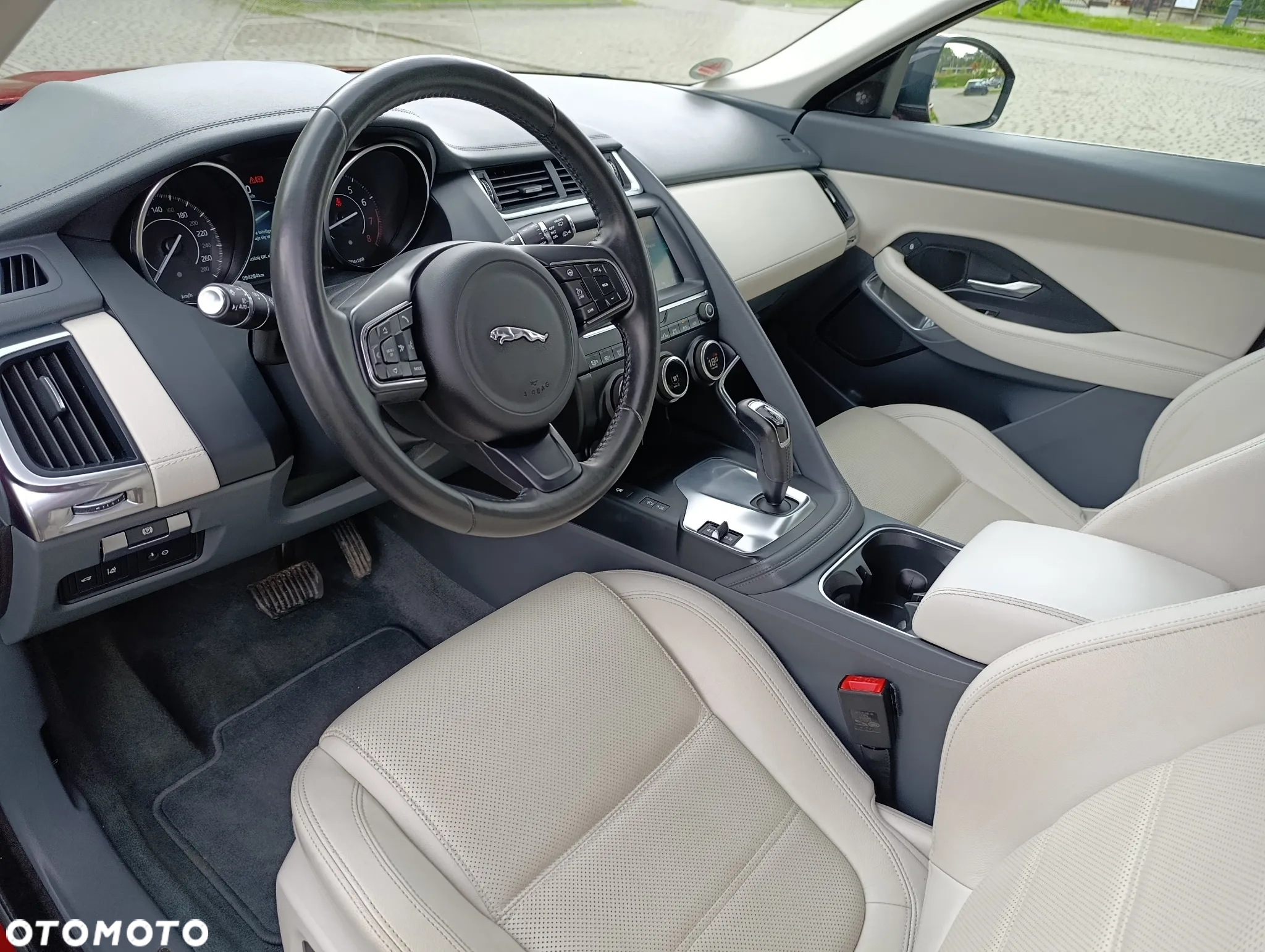Jaguar E-Pace 2.0 i4P AWD R-Dynamic - 13