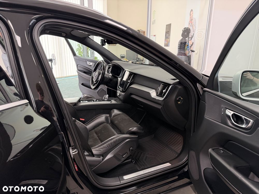 Volvo XC 60 T6 AWD Plug-In Hybrid R-Design - 34