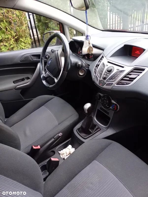 Ford Fiesta 1.6 TDCi DPF Ghia - 8