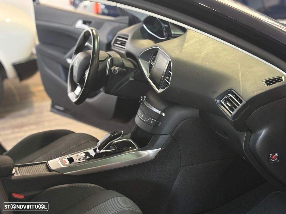 Peugeot 308 SW 1.2 PureTech Allure EAT8 - 23