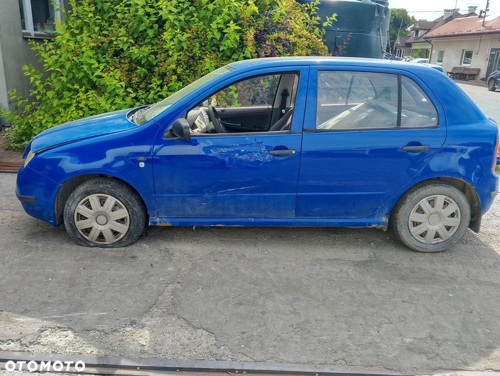 Skoda Fabia 6Y2 (99-04r.) 1.4 B 59KM. Silnik AZE pasuje do AZF Skrzynia  EMH pasuje do FCM, FNK, GCG, FJQ,FCN lakier FSK 6D 4590.Cały na części.GWARANCJA !!!  Przód Tył Zestaw Komplet Drzwi Klapa Zderzak Błotnik Maska Grill Atrapa Szyba Pas Lampa Lusterko Boczki Fotel Kanapa Kokpit Deska Rozdzielcza Przełącznik Włącznik Sterownik Przewody Wiązka Instalacja Moduł Komputer Czujnik Listwa Pompa Alternator Wtryski Głowica Rozrusznik Kompresor Sprzęgło Dwumas Silnik Skrzynia ABS Klimatyzacji Paliwa Wspomagania Kolektor Turbina Przepustnica Zawór Chłodnica Koło Hak Belka Sanki Zawieszenie Mcpherson Półoś Amortyzator Wydech Tłumik Zacisk Most - 3