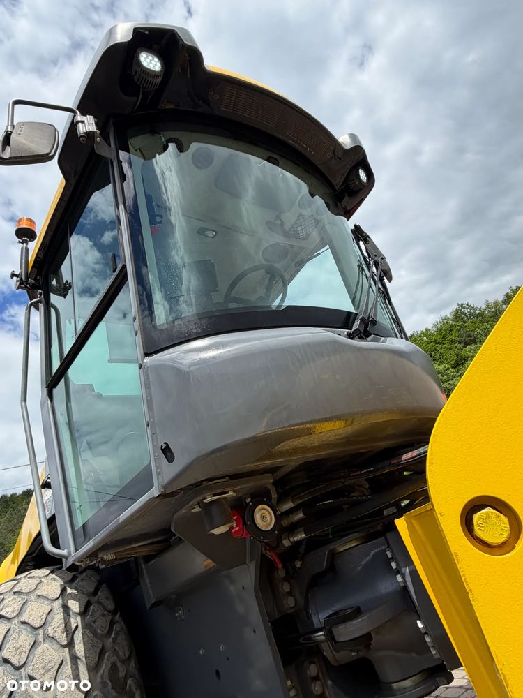 Atlas Copco DYNAPAC CA3500D Walec Drogowy Terenowy Guma-Stal. 12 ton. Import Norwegia 2015rok. Maszyna w pięknym stanie! Wentylacja Klima. Serwisy w Dekra AKTUALNE. Zero zniszczeń IGŁA Po serwisach eksploatacyjnych w Norwegii. Walec z Upadłości od pierwszego właściciela. Posiada system przeciwpożarowy! Obrotowy fotel wraz ze sterowaniem. Gniazdo 230volt. Dokumenty Dekra! Silnik Cummins 140Km. Nagłośnienie radio na pilot! Usb. Zero luzów i wycieków! - 33