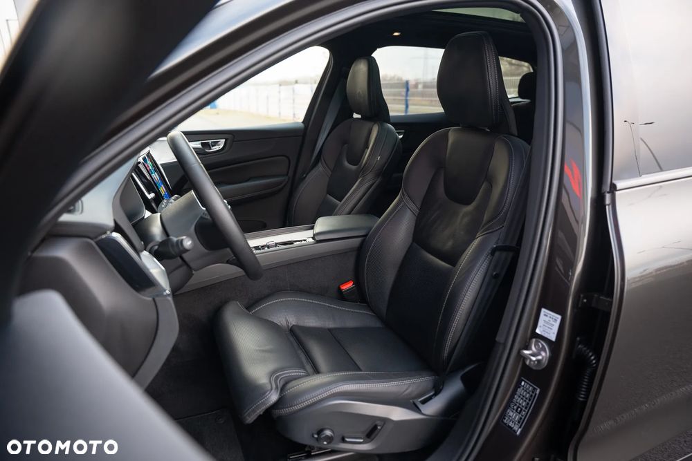 Volvo XC 60 B4 D AWD Ultimate Dark - 24