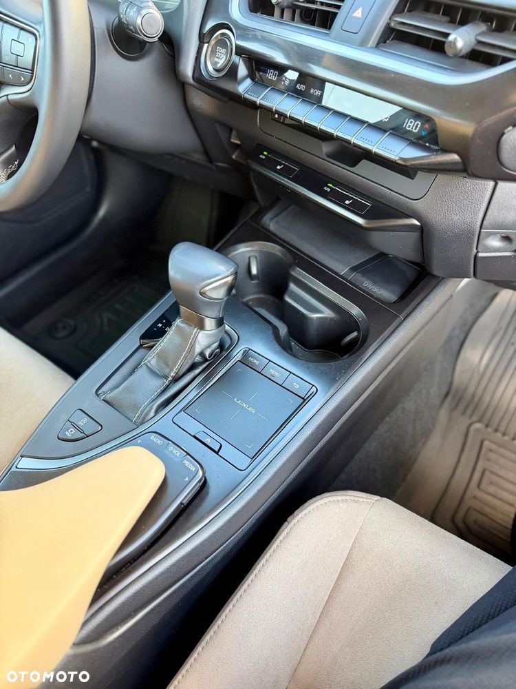Lexus UX - 14