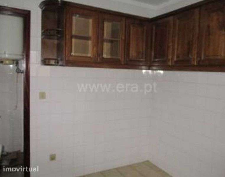 Casa geminada, 2frentes, 2entradas, 2pisos, T1 terraço, esp. comercial - Grande imagem: 5/8