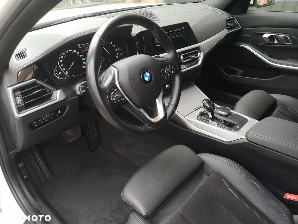 BMW Seria 3 330e PHEV sport - 9