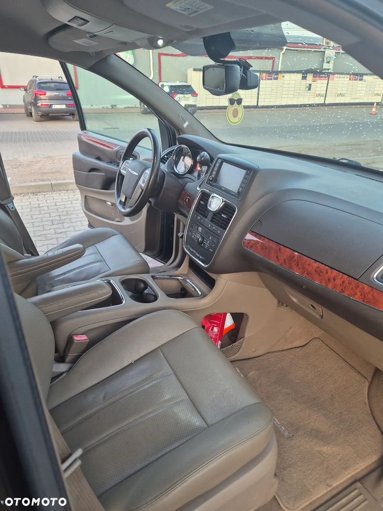 Chrysler Town & Country - 11