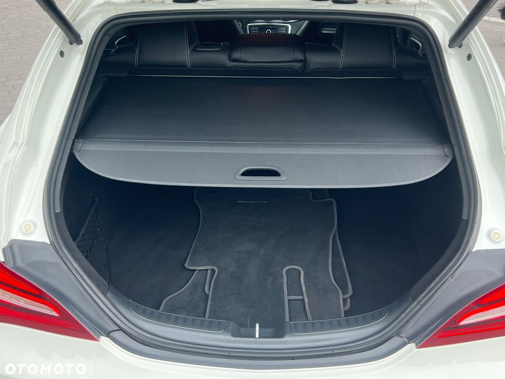 Mercedes-Benz CLA 200 7G-DCT UrbanStyle Edition - 36