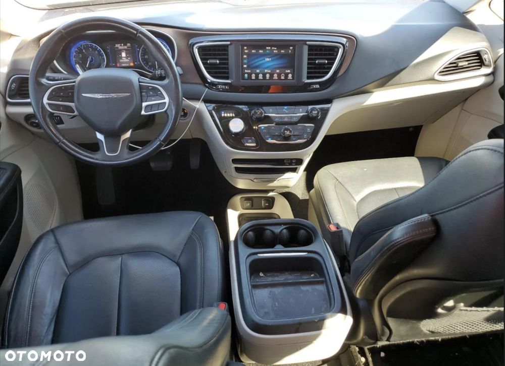 Chrysler Pacifica - 8