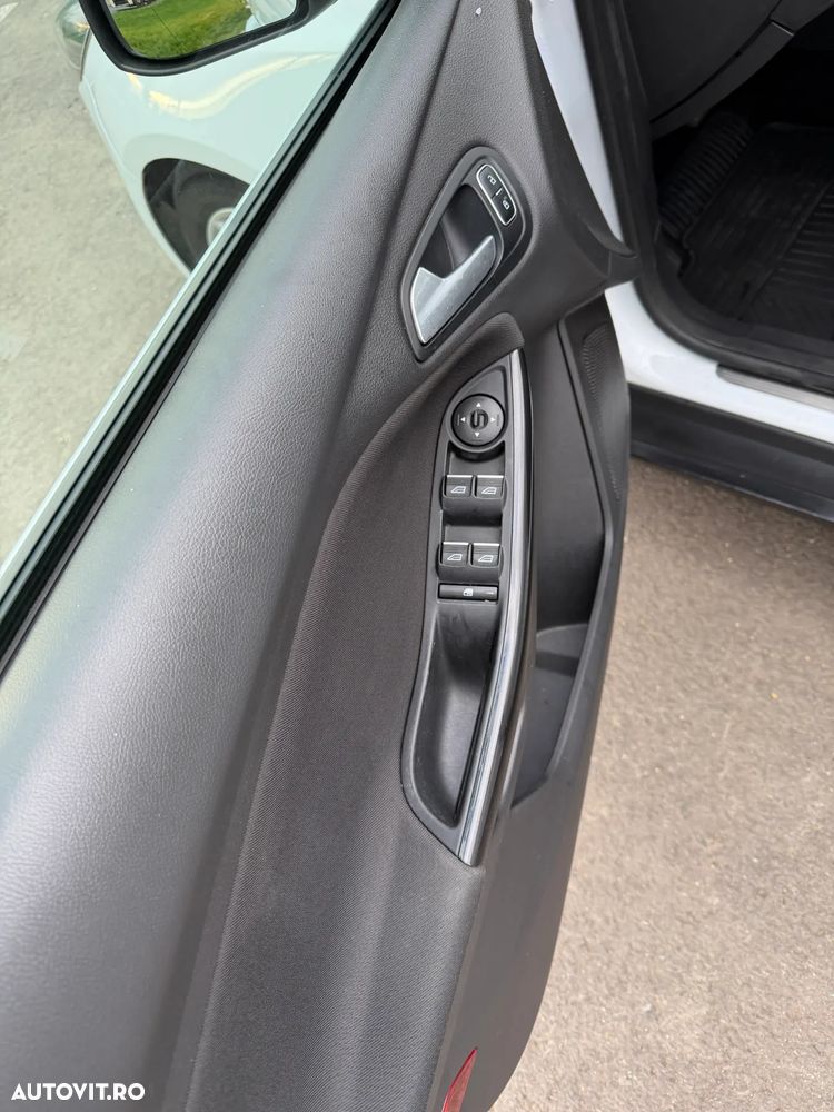 Ford Focus 1.5 TDCi Powershift Titanium - 12