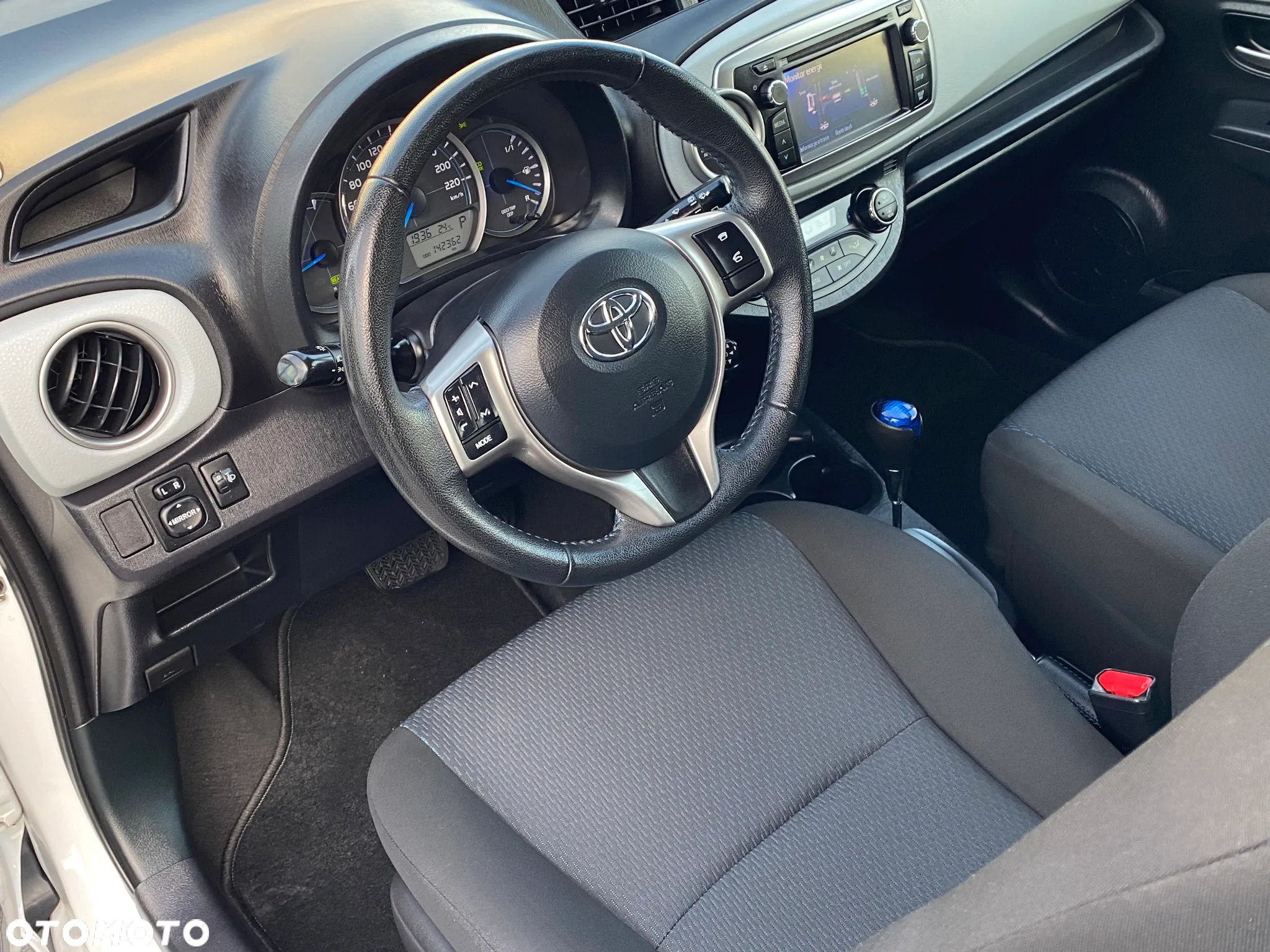 Toyota Yaris Hybrid 100 Premium - 19