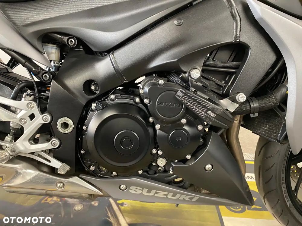 Suzuki GSX 1000 - 16