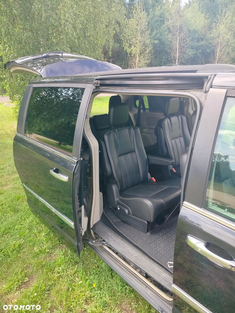 Chrysler Town & Country - 12