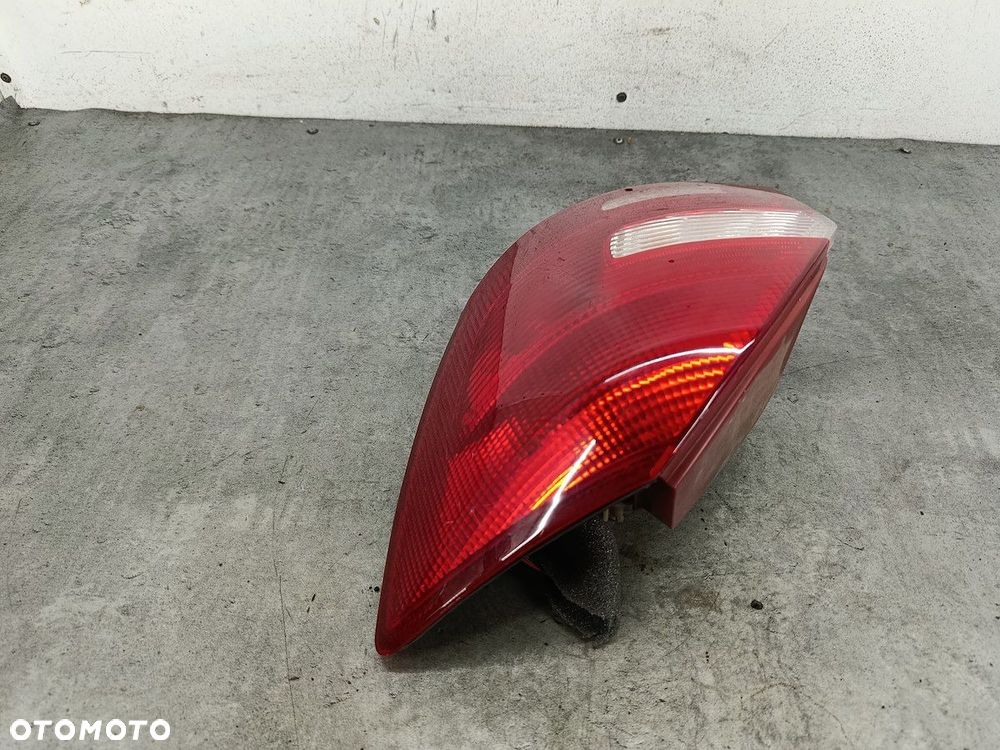 LAMPA TYLNA PRAWA  FABIA II 5J6945096 5J6945112 VP7SWX-13404 VP7SWX-13A602 - 6