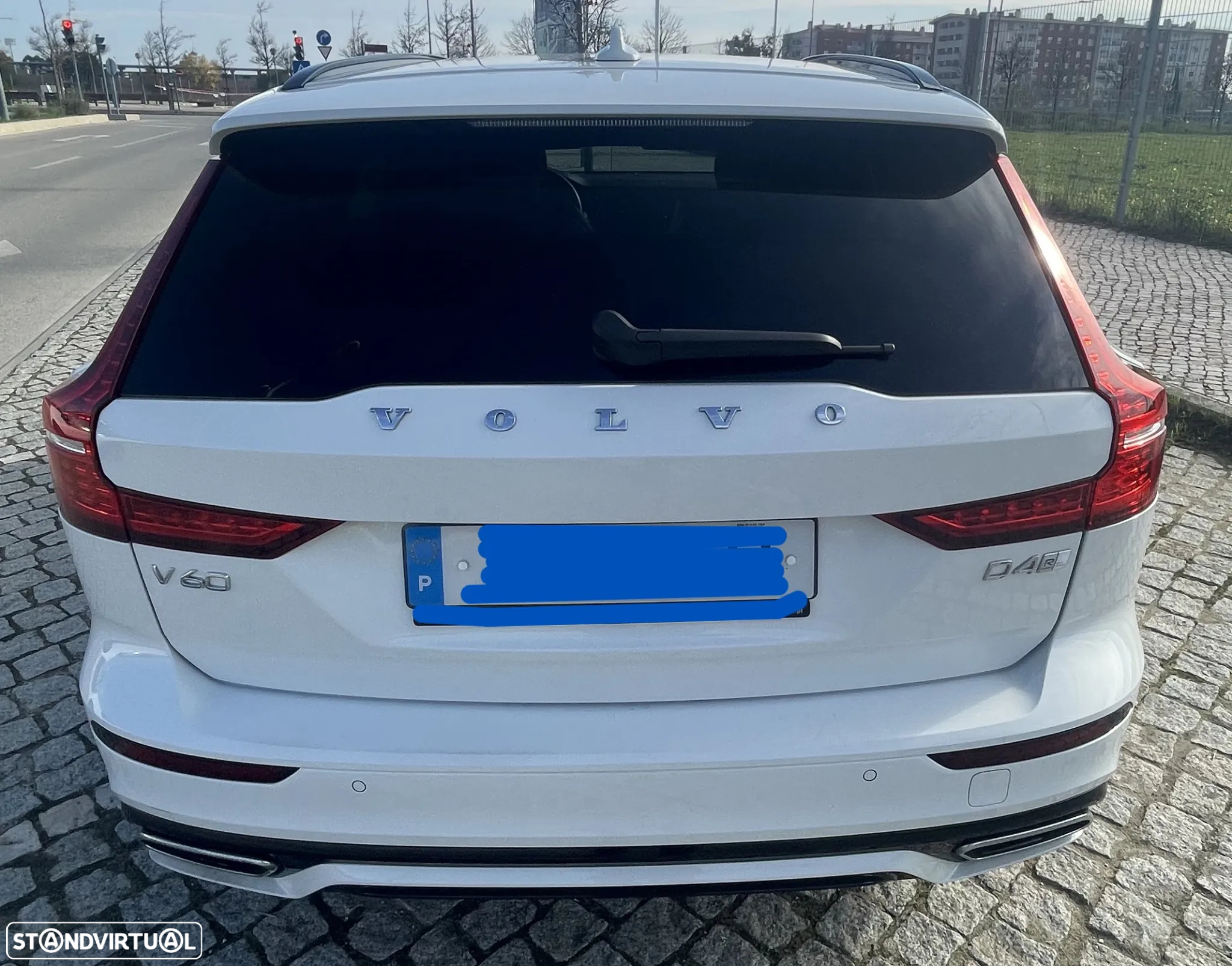 Volvo V60 2.0 D4 R-Design Geartronic - 11