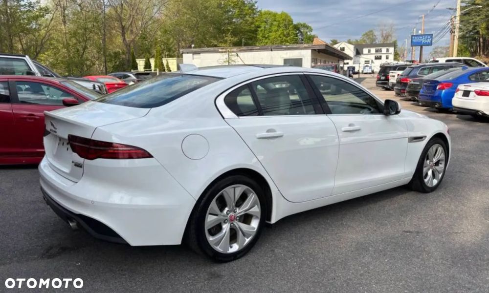 Jaguar XE P250 R-Dynamic SE - 4