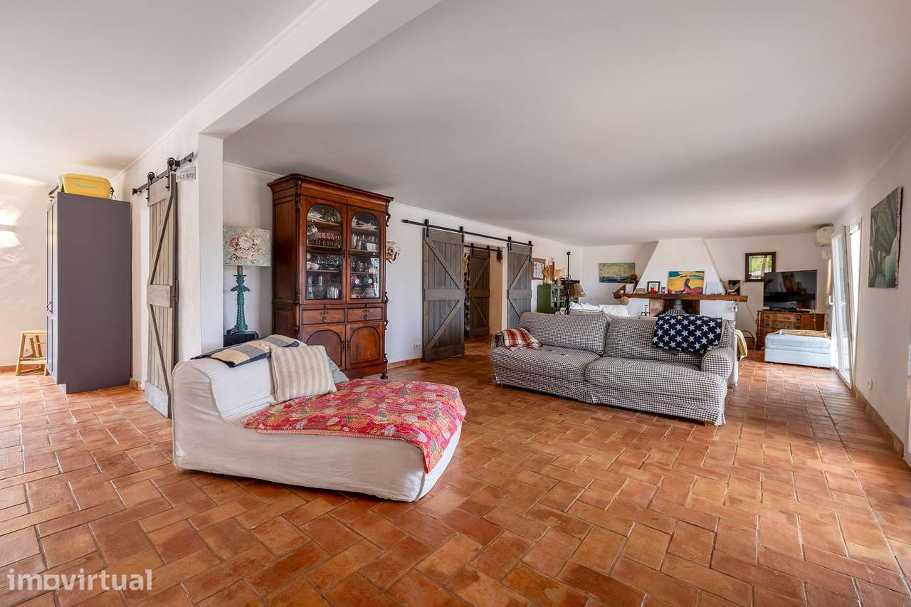 PROPRIEDADE COM CARÁCTER, ESPAÇOSA, COM PISCINA E TERRAÇO NA COBERTURA - Grande imagem: 4/33