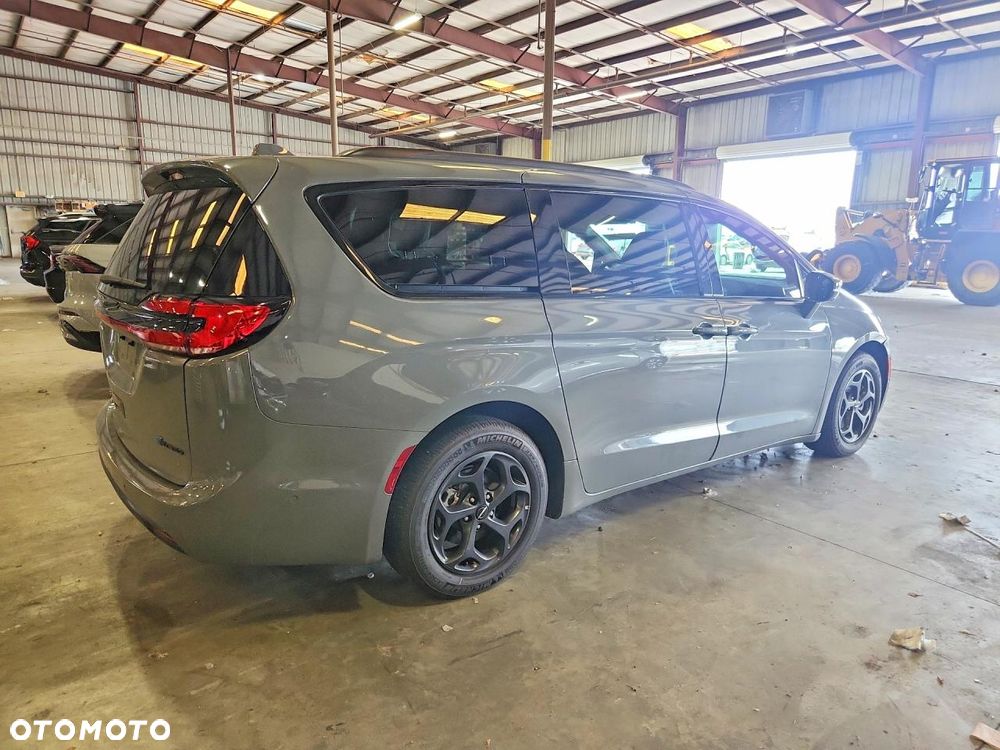 Chrysler Pacifica - 4