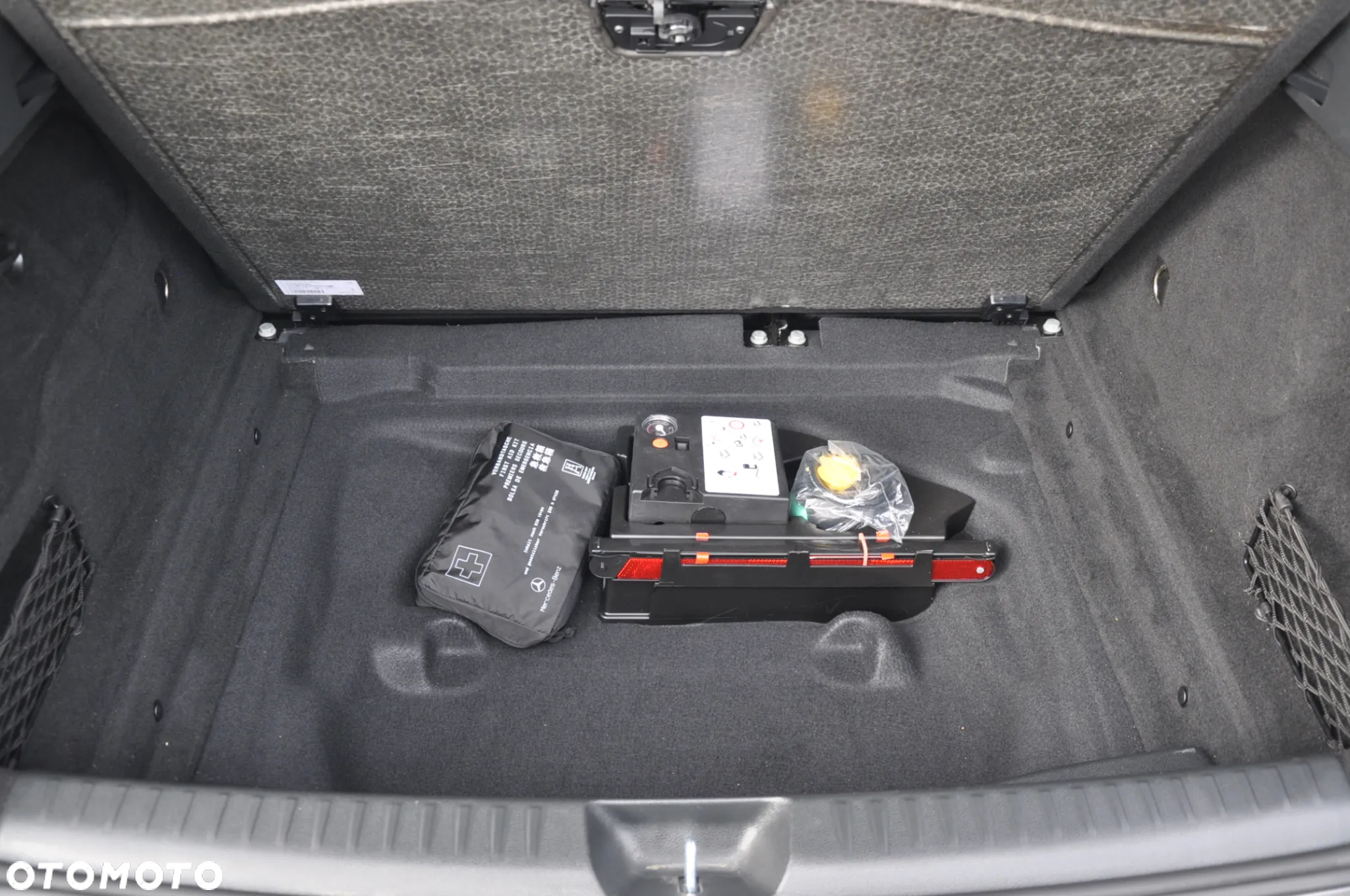 Mercedes-Benz GLA 180 7G-DCT - 40