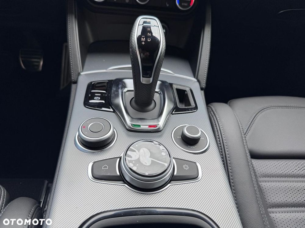 Alfa Romeo Stelvio - 13